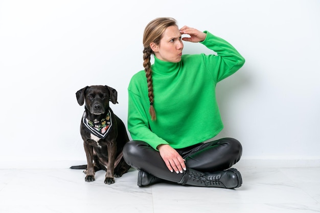 Dlaczego pies drapie się za uszami i kiedy warto zareagować?