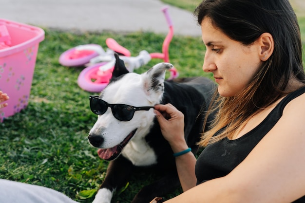 Dlaczego psu wypada sierść latem i czy to powód do niepokoju?