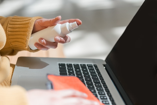 Spray na pchły w domu gdzie kupić bezpieczny preparat?