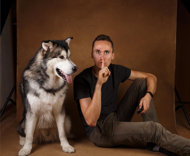 Dlaczego pies szczeka na domowników i jak reagować na takie zachowanie?