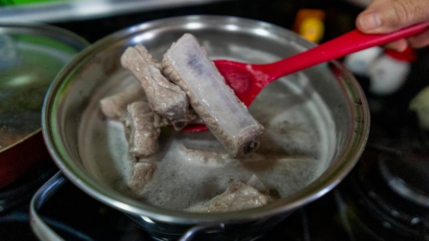 Mięso dla psa surowe czy gotowane co wybrać dla swojego pupila?